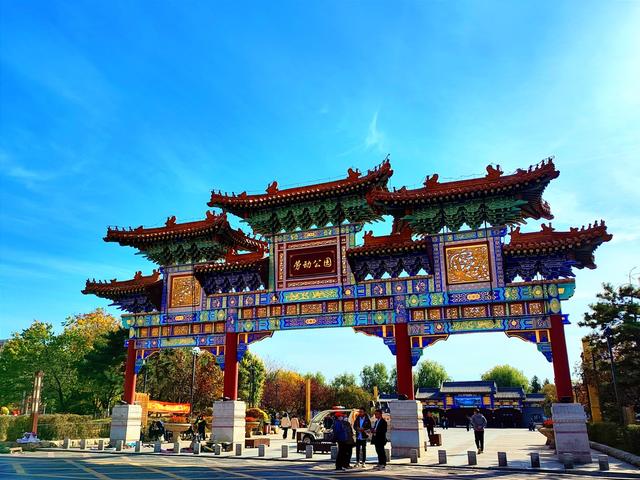 "四柱三门七楼七踩"牌楼是劳动公园的标志性建筑之一,在秋日的照耀下