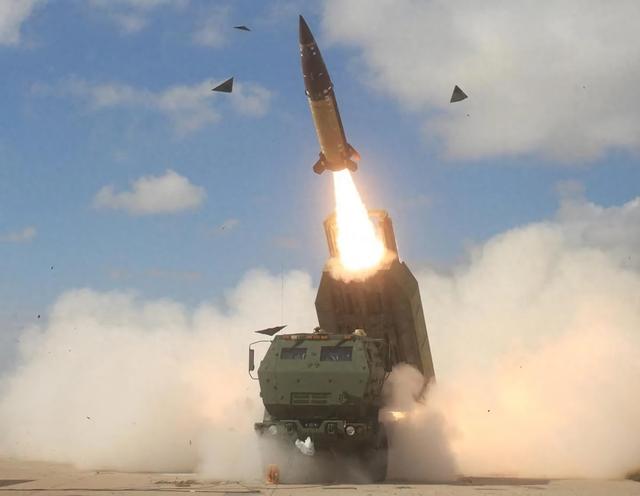 美制“海马斯”火箭炮发射“陆军战术导弹” 资料图 图源：外媒