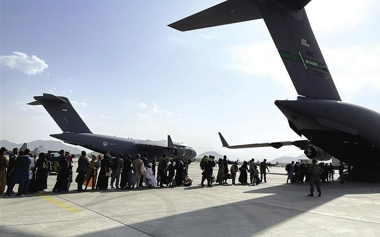 2021年8月22日,人们在阿富汗首都喀布尔国际机场排队登上美国久用