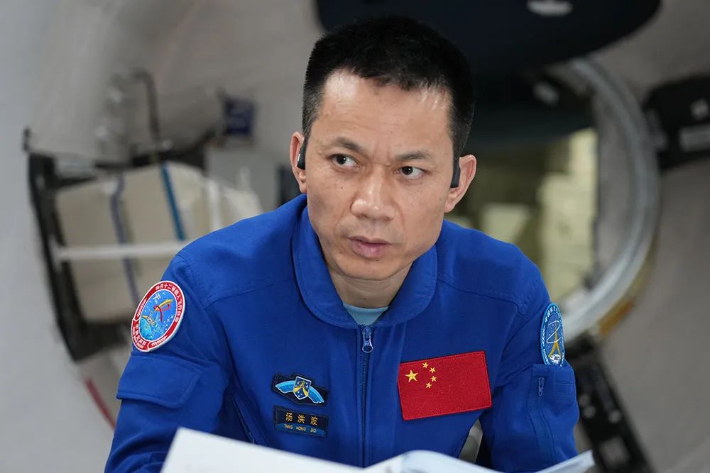 航天员汤洪波在模拟器中训练(2023年6月8日摄)