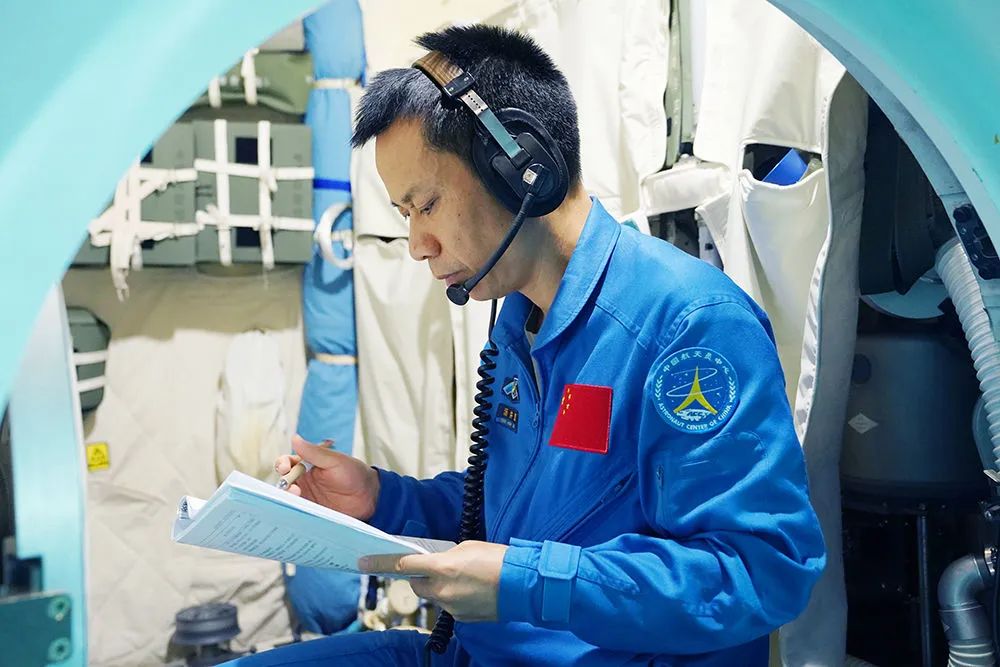 航天员汤洪波在进行载人飞船程序训练(2022年8月24日摄).