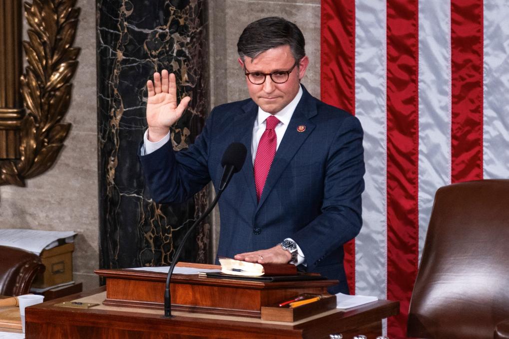 10月25日,在美国华盛顿国会,新当选的众议院议长迈克·约翰逊宣誓