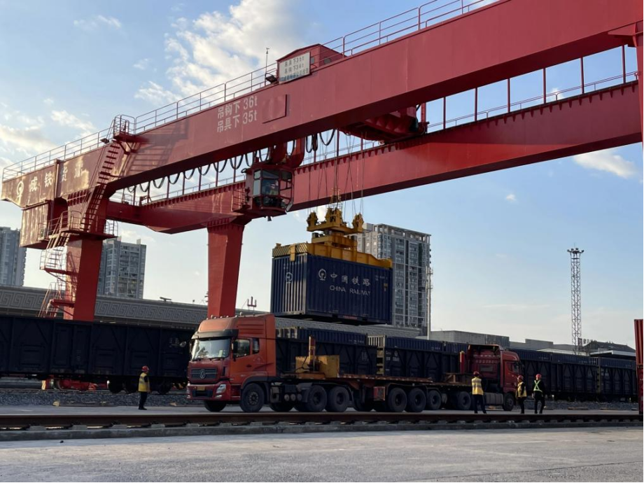 西部陆海新通道钦州直达秀山首趟大宗商品货运班列到达秀山铁路集装箱