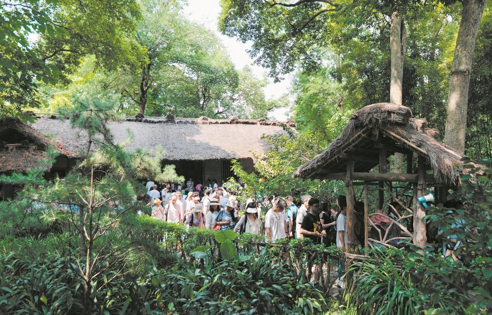 草堂的几间茅屋已成中国人心中的圣地 新华社图