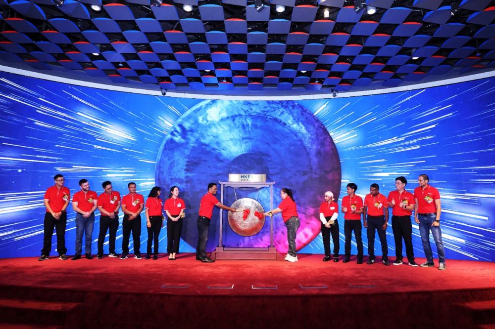 创始人李杰没有出现在港交所敲钟仪式上.图片来源:极兔