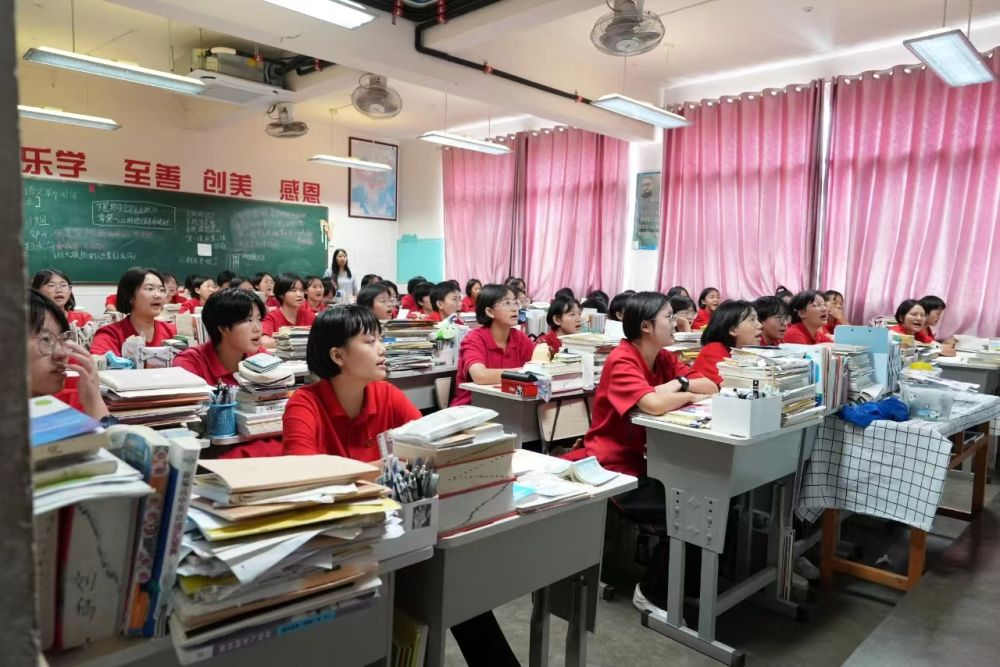云南丽江市华坪女高学生在上课.(龙军摄)