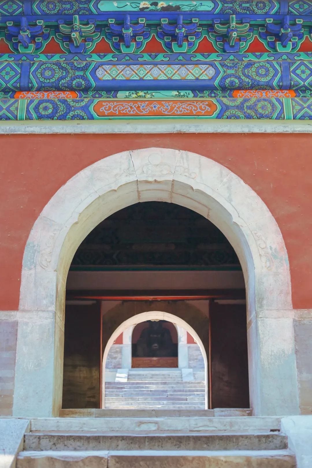 点位2大雄宝殿放生池殿前的放生池清澈见底,池中鱼儿清晰可见,金黄的