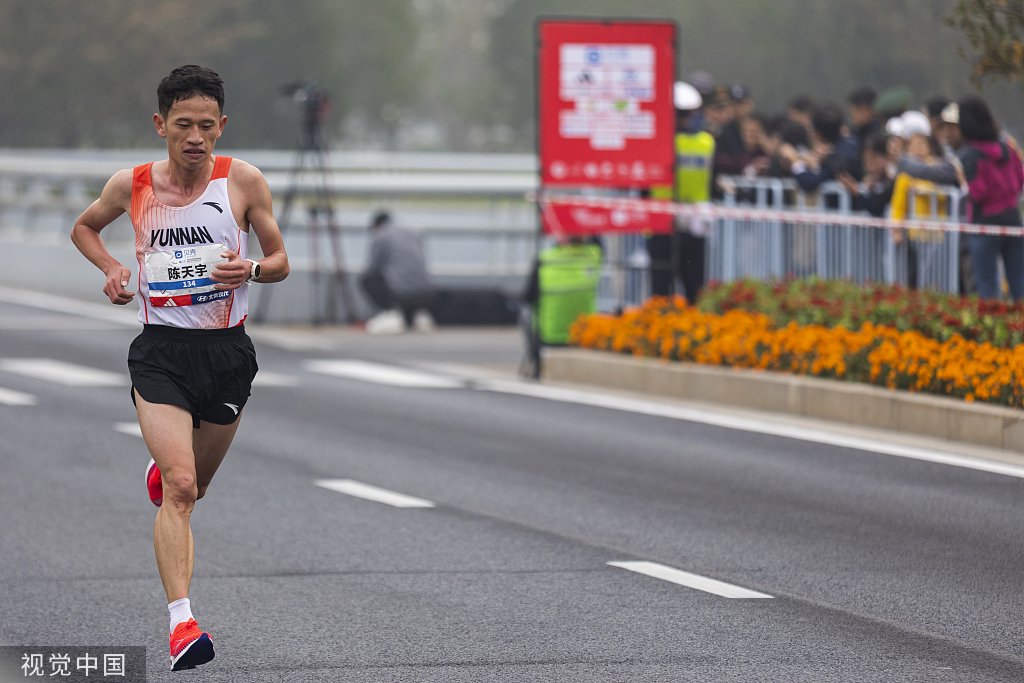 陈天宇以2小时08分11秒的成绩排在所有选手的第七位.