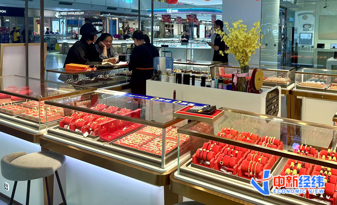 资料图:商场黄金首饰柜台 中新经纬 李晓萱 摄