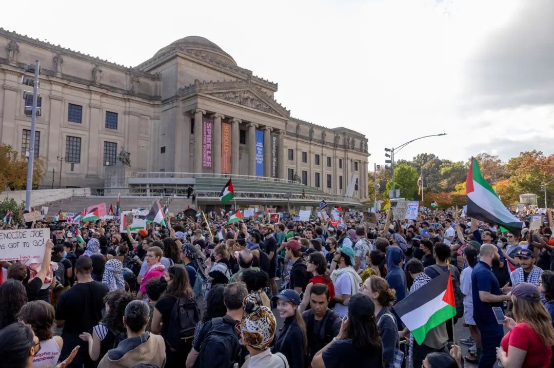 当地时间28日,支持巴勒斯坦的民众在纽约布鲁克林博物馆外抗议(图自美