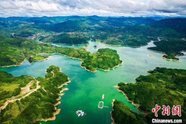 周宁县芹山湖是华东地区海拔最高的湖泊,又称"天湖",总面积20平方公里
