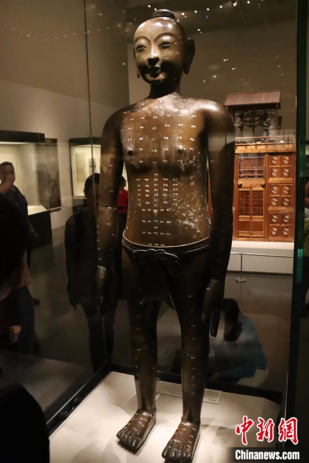 中国国家博物馆"古代中国"陈列展出的明仿宋针灸铜人.刘淮宇 摄
