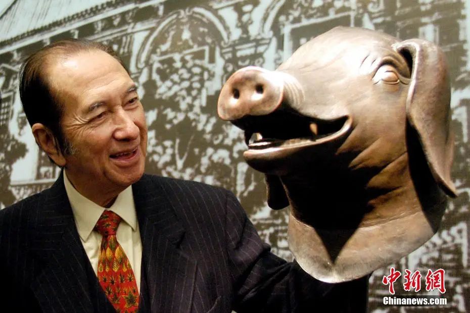 资料图：2003年何鸿燊捐款600多万元自海外将“猪首”铜像抢救归来。中新社发 张宇 摄