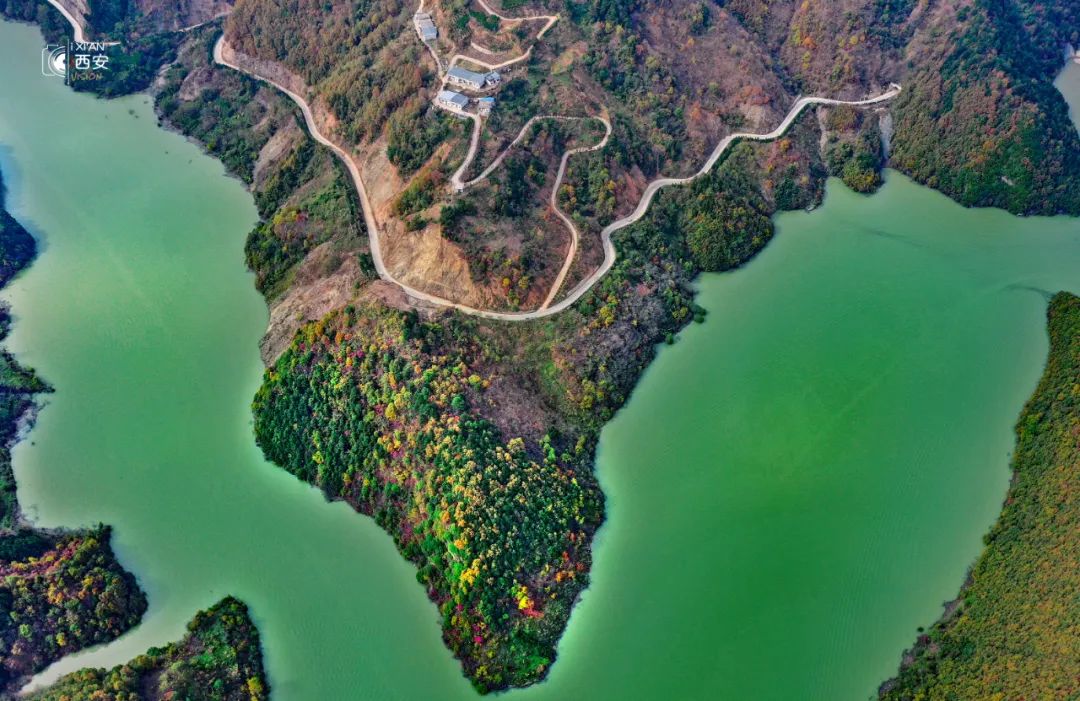 蓝田县辋川李家河水库周边的一抹秋色