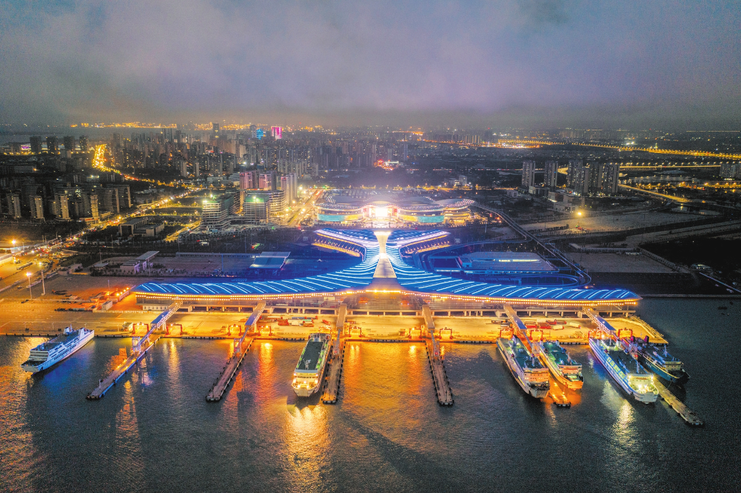 10月27日晚，夜幕下的海口新海滚装码头客运综合枢纽站项目，犹如靓丽多彩的巨型飞机。记者 石中华 摄