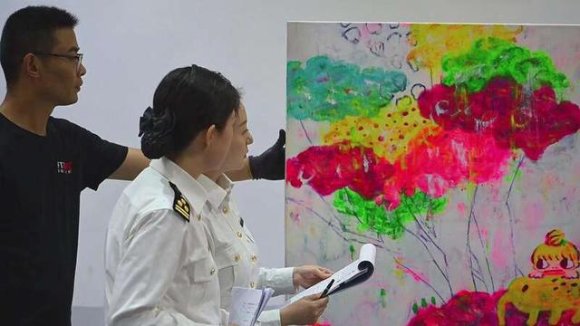 上海海关关员正在查验艺术品展品。上海海关供图