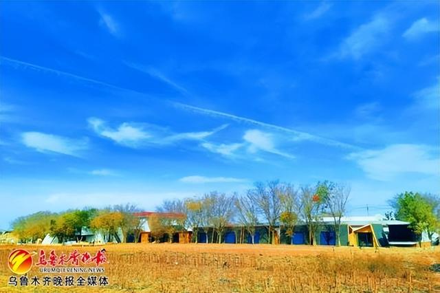 10月29日,在乌鲁木齐县永丰镇花儿上寺村阡陌乡宿营地,一片深秋