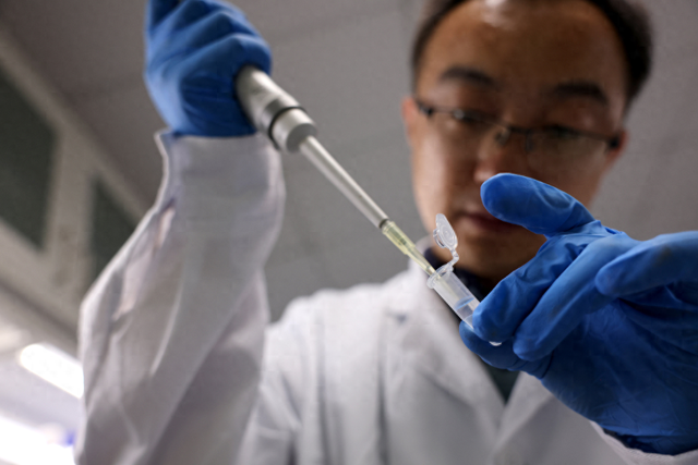 8月13日,在中国科学院天津工业生物技术研究所实验室,副研究员杨建刚