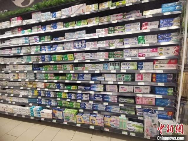超市里琳琅满目的牙膏。中新网记者 谢艺观 摄