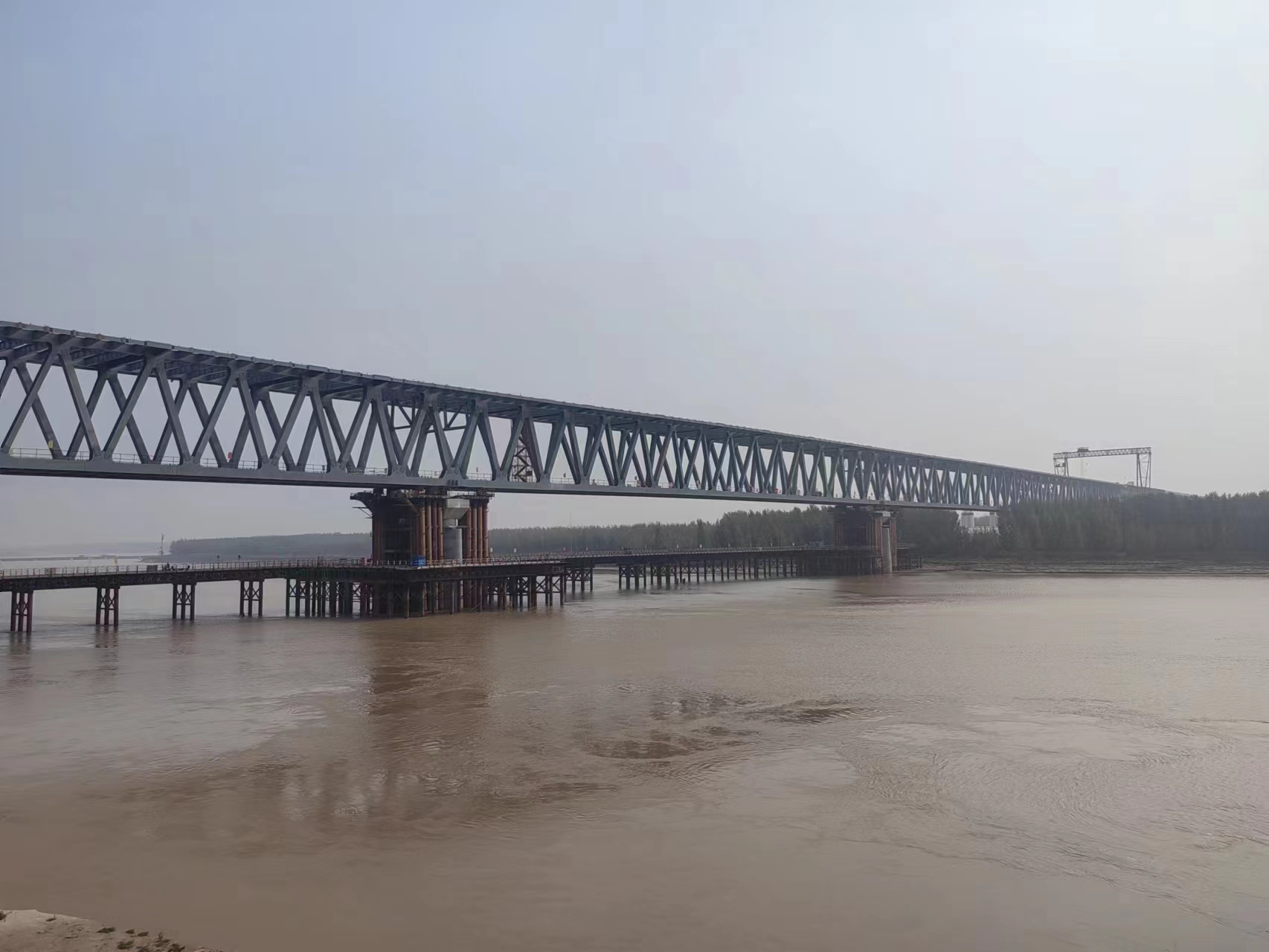 图为黄河上的聊泰铁路黄河公铁桥,近处为2号桥墩.