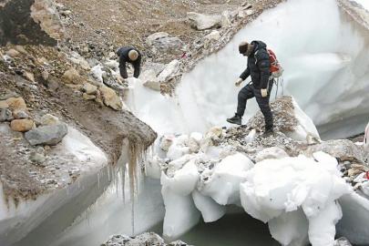 　　科考队员穿越达索普冰川。 受访者供图