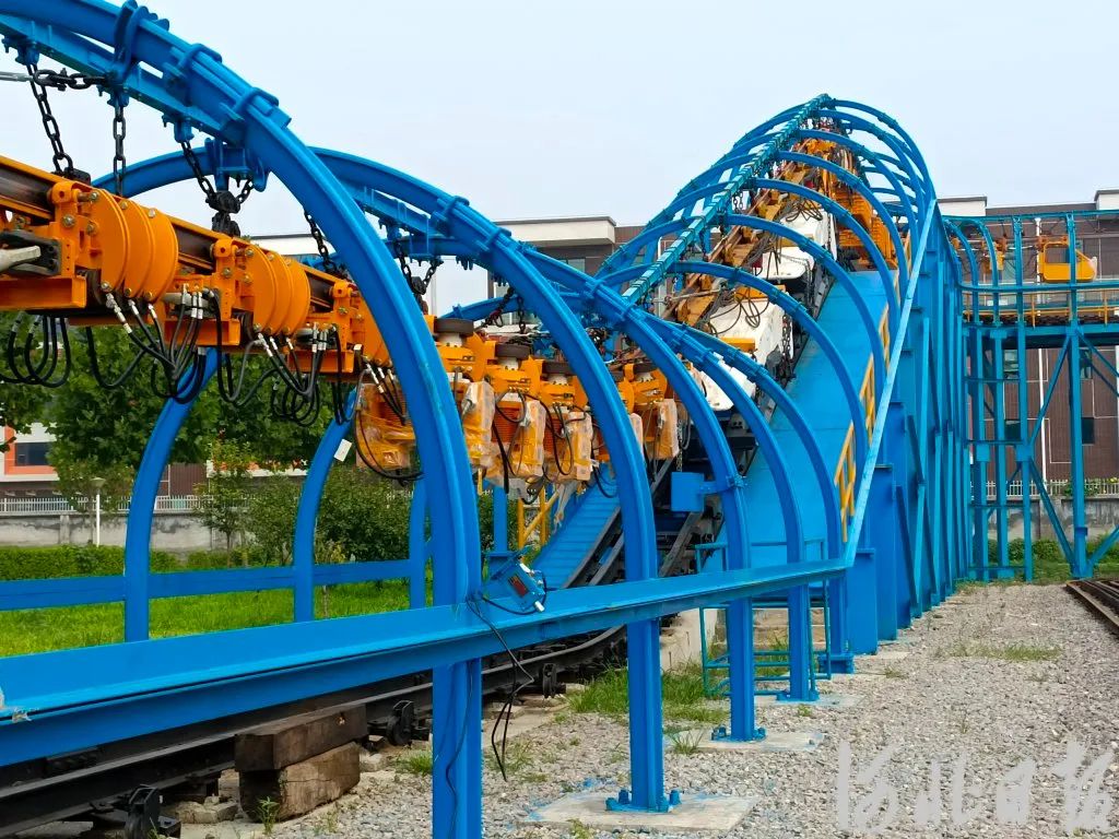 在石煤机公司大型综合产品试验场,公司自主研发的防爆锂电池单轨吊