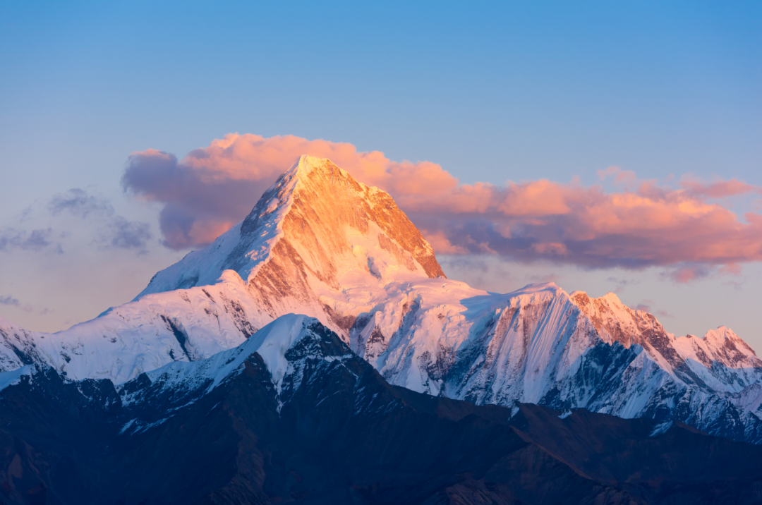 贡嘎日照金山 图据视觉中国