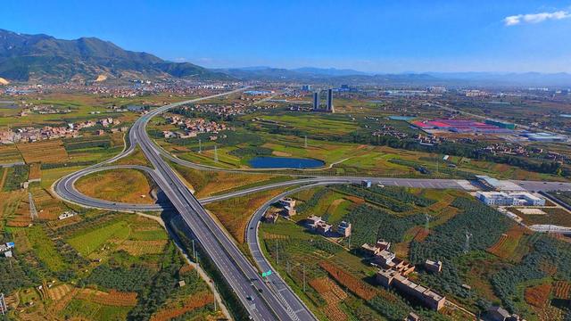 渝昆高速昭通北立交.图:李世亨