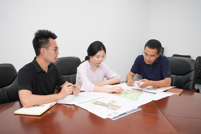 上海科创办规划建设环境管理处(城区协调处)吕贵雪(中)在开会讨论.