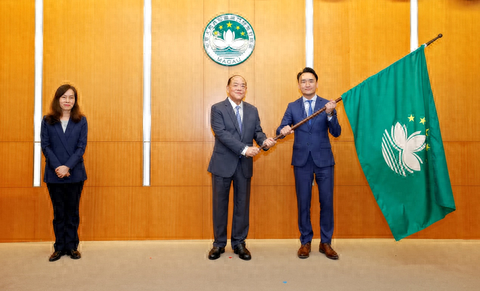 图为贺一诚向澳门体育代表团授旗.(澳门特区教育及青年发展局供图)