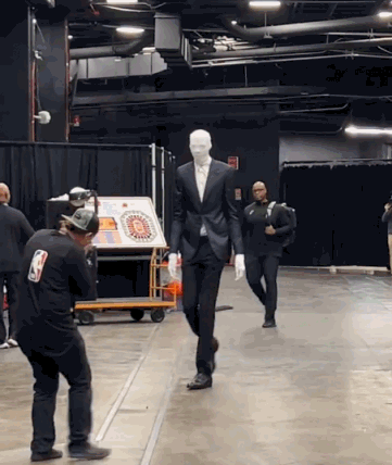 文班亚马万圣节扮相曝光:完美诠释瘦长鬼影 今日迎战单核杜兰特|比尔