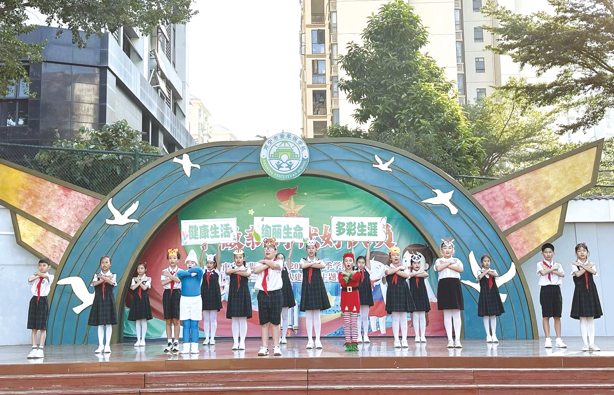     ◀南宁市翡翠园学校通过节目表演的形式，引导同学们正确认识自己，积极、自信面对学习和生活。（吴丹丹 摄）