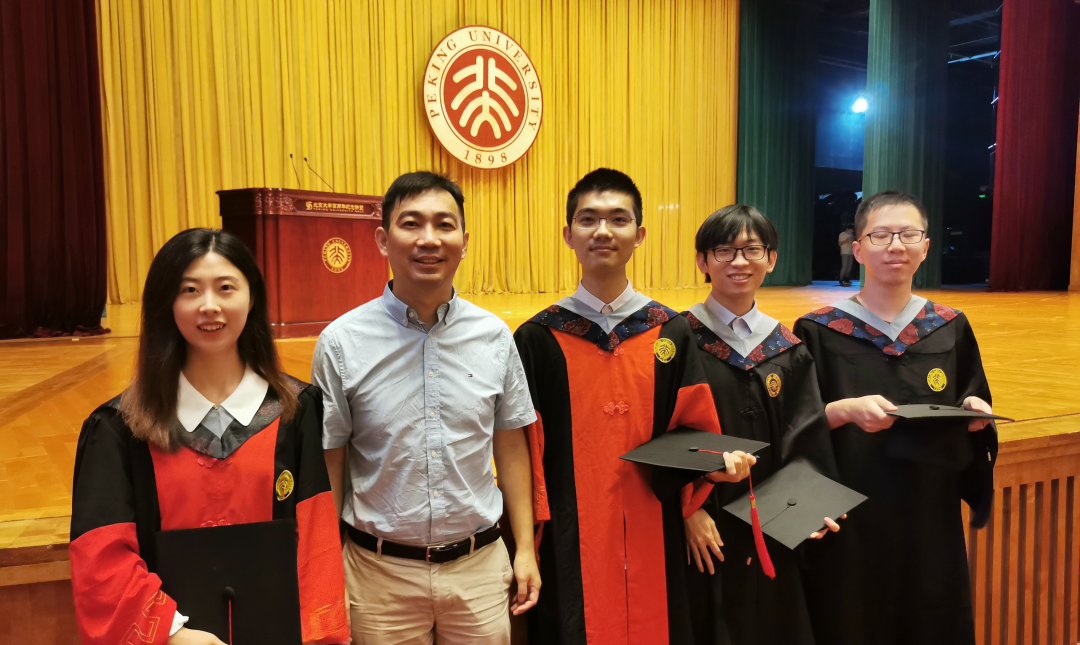 图 | 王健(左二)和课题组同学(来源:资料图)