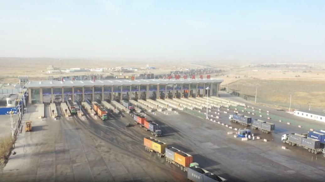 中蒙最大货运公路口岸甘其毛都过货量突破3000万吨