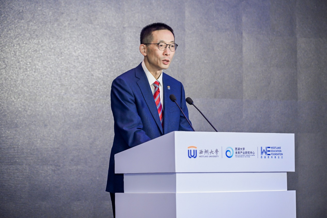 (演讲人施一公)