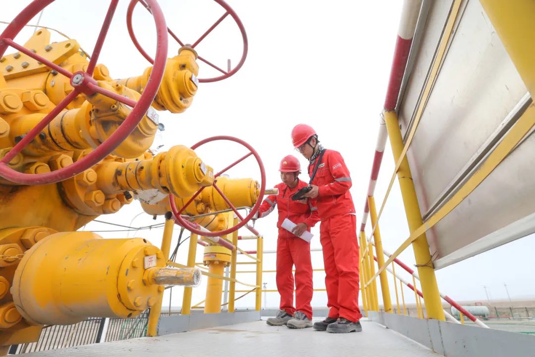 巡检人员仔细检查克深气田每一口单井运行情况.陈梦羽 摄