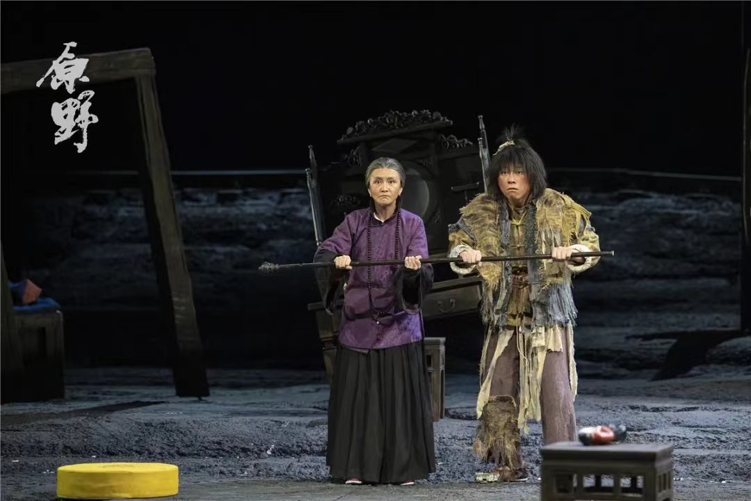 《原野》剧照，付瑶饰演焦母（左）、魏嘉诚饰白傻子