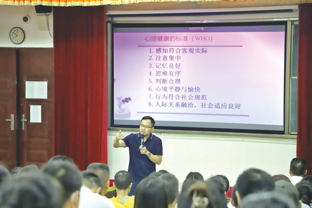     ◀在南宁市第九中学家庭教育专场讲座上，专家与家长进行面对面沟通。（梁艳艳 摄）