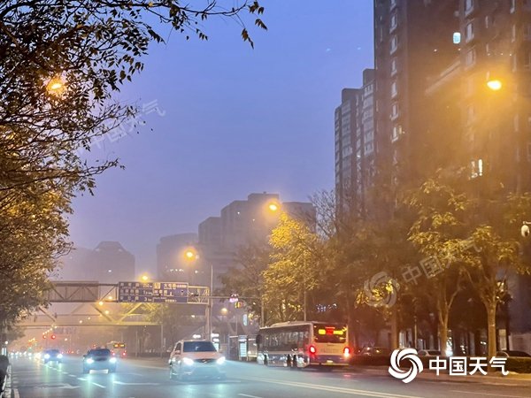 今晨,北京雾气笼罩.(图/中国天气网王晓)