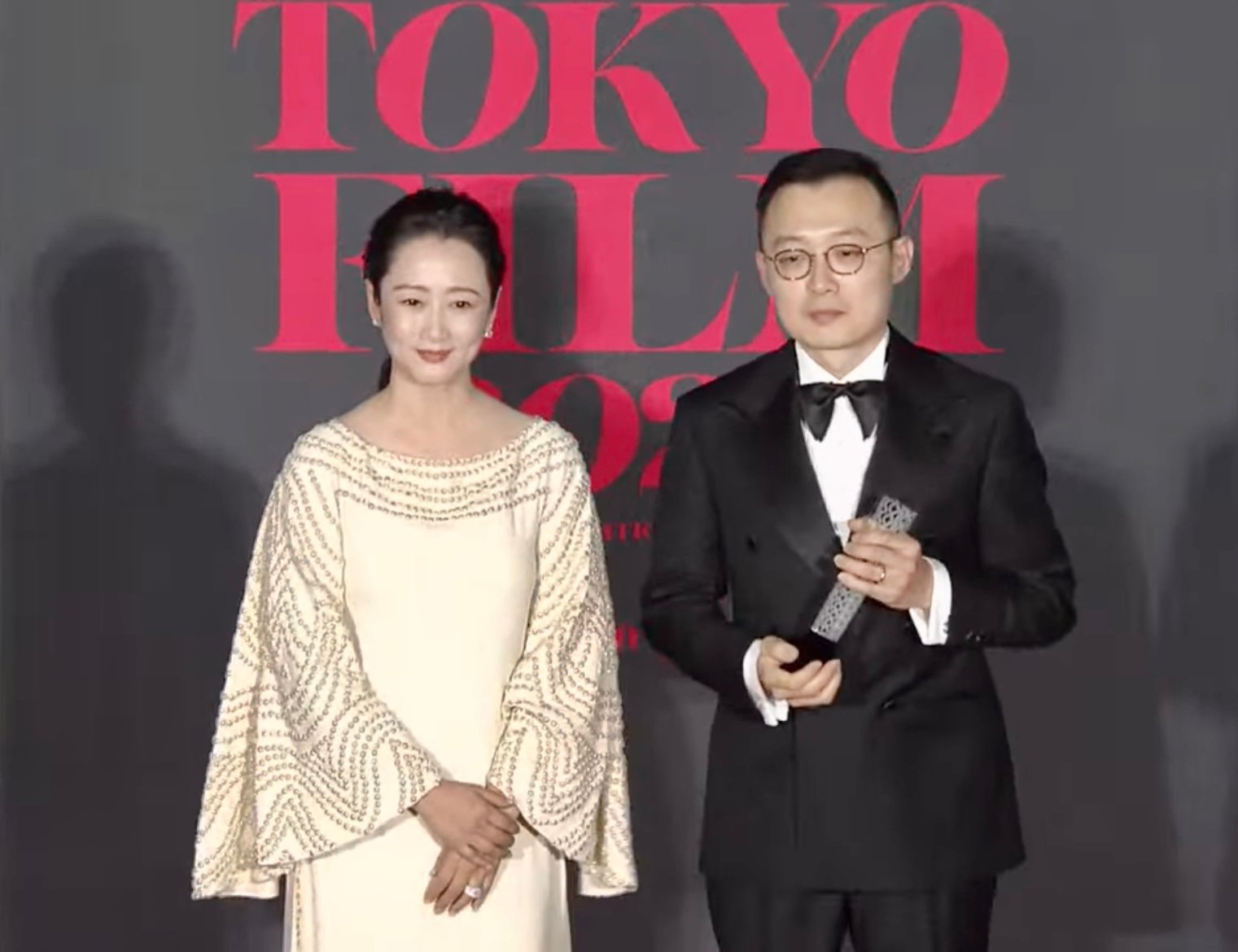 本届东京电影节主竞赛单元评审赵涛给《老枪》导演高朋颁发最佳艺术