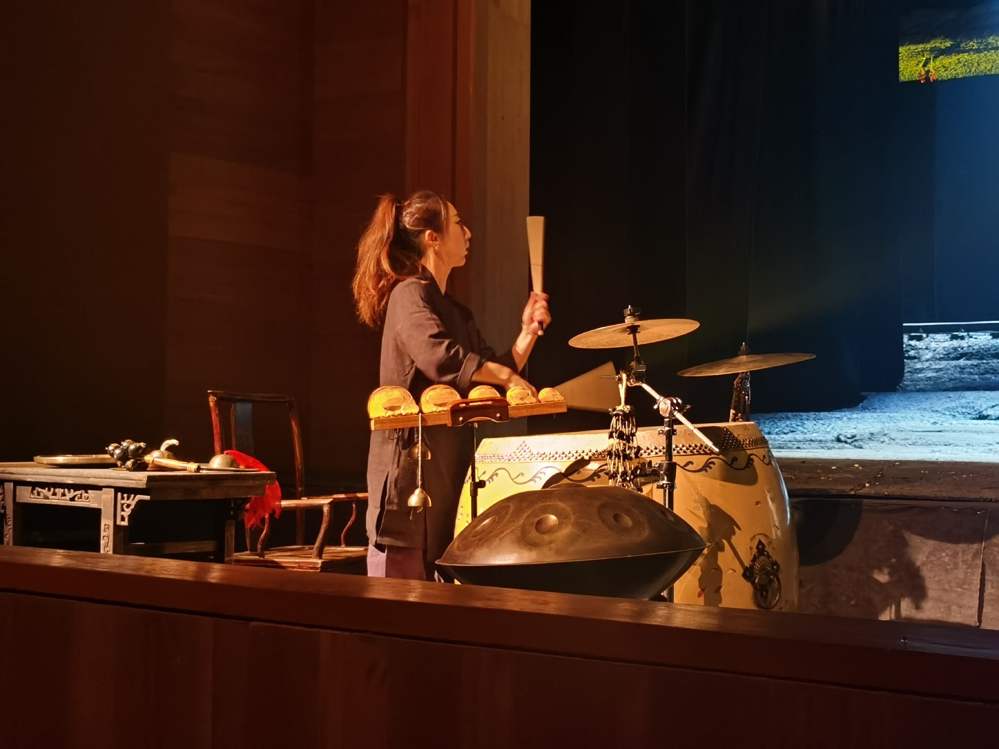 话剧《原野》 舞台左侧“武场”乐池，演出现场艺术家田薇的一段击鼓solo 摄影 王诤