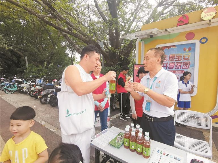 志愿者教市民“变废为宝”