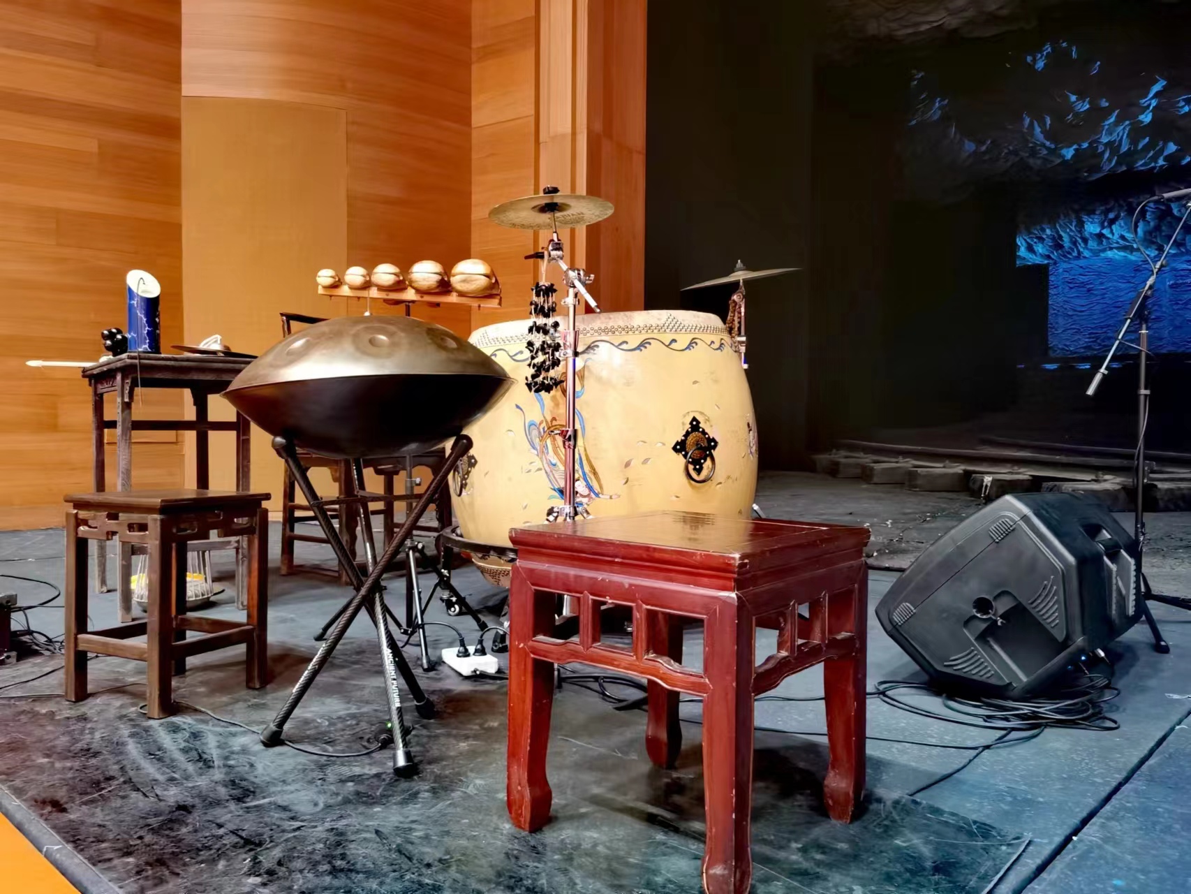 话剧《原野》 舞台左侧“武场”乐池的配器陈列 摄影 王诤