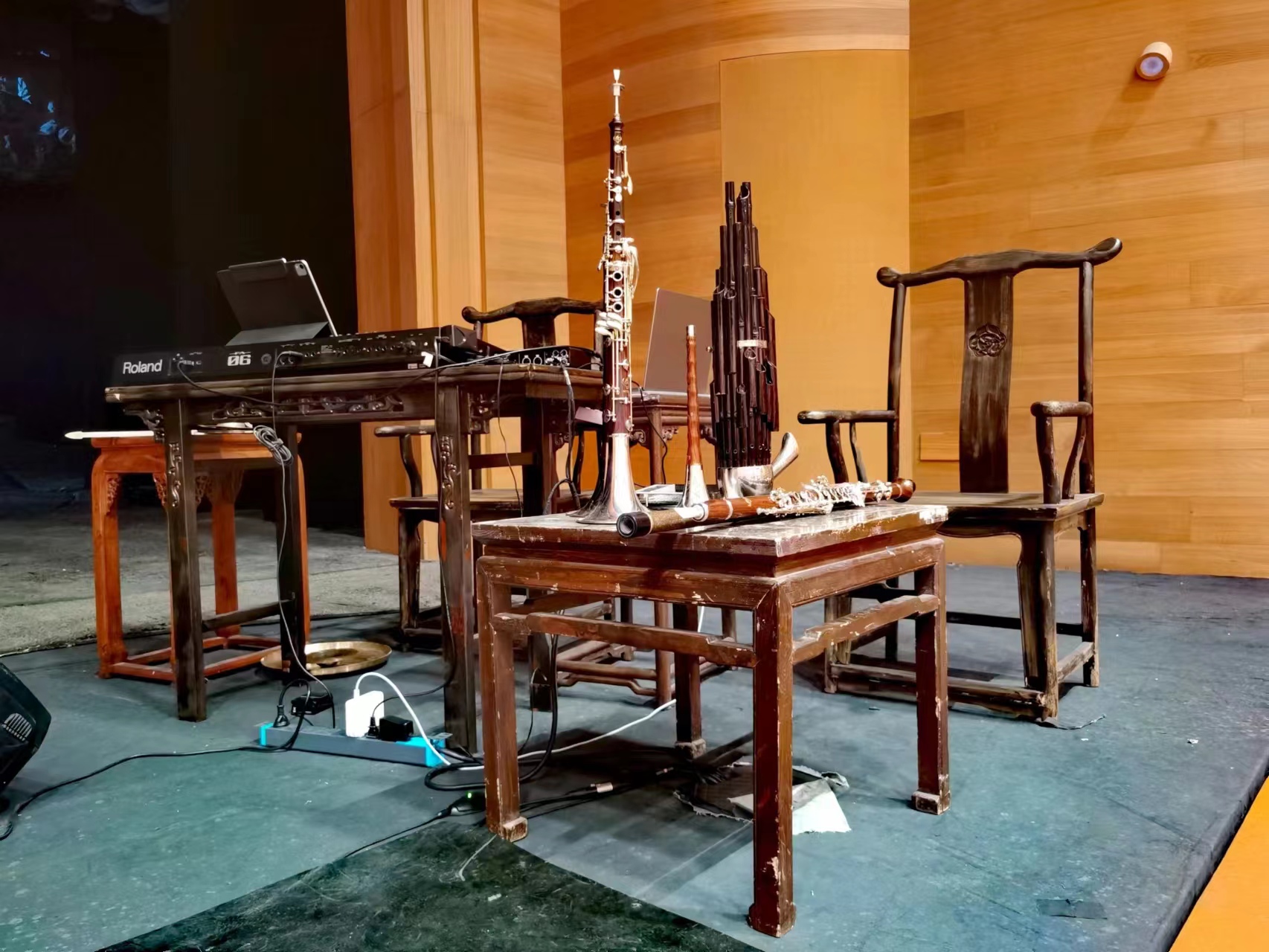 话剧《原野》 舞台右侧“文场”乐池的配器陈列 摄影 王诤