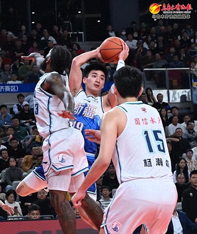 10月31日,在乌鲁木齐奥体中心篮球馆,新疆男篮球员在前场传球.