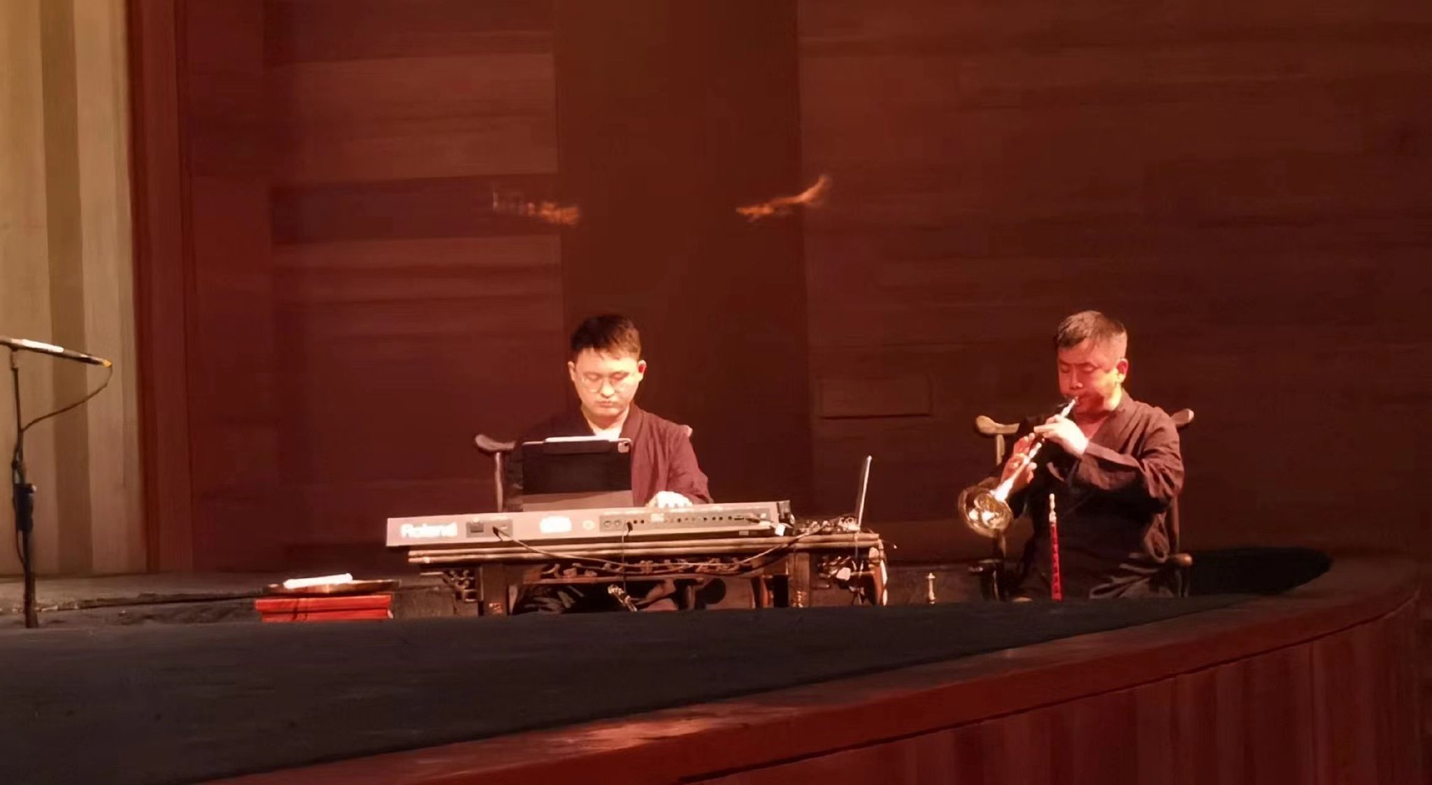 话剧《原野》 舞台右侧“文场”乐池，艺术家牛建党（右）在演出过程中司职管乐 摄影 王诤