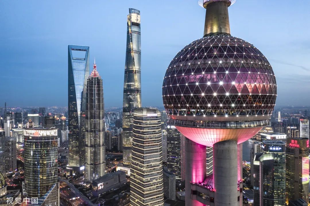 本次会议提到,增强上海国际金融中心的竞争力和影响力,巩固提升香港