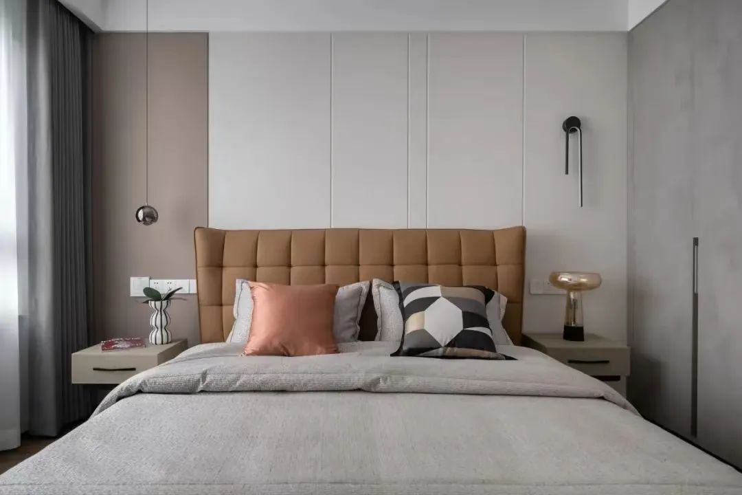 >(无忧美家样板间)主卧室的背景墙巧用暖棕色乳胶漆和浅灰色进行搭配