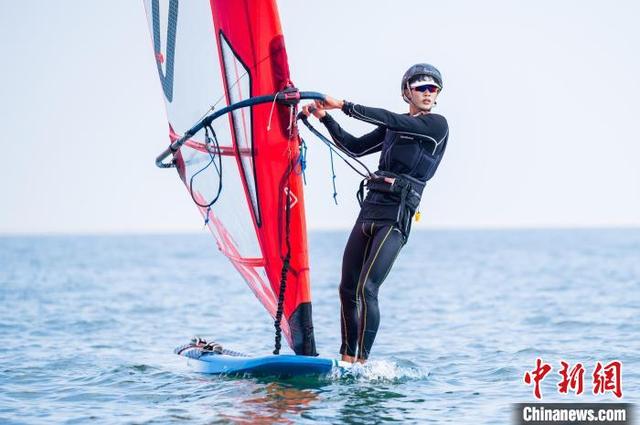 图为帆板选手在比赛中.赛事组委会供图
