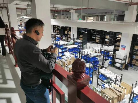 来到产品展示区,"健心胶囊""安宫牛黄丸"等一批标有国际特色发音的